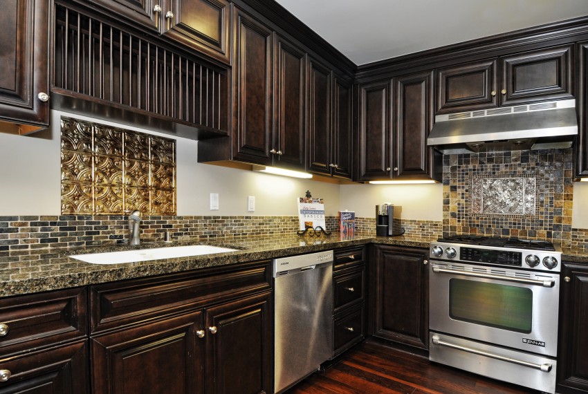11 Kitchen sink side